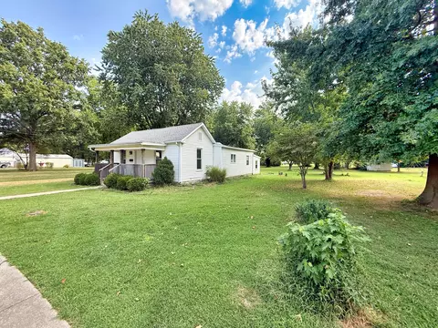 Exterior - 323 Austin Ave, Flora, IL 62839 photo 1 of 14