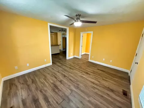 Living - 323 Austin Ave, Flora, IL 62839 photo 2 of 4