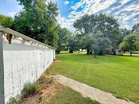 Exterior - 323 Austin Ave, Flora, IL 62839 photo 4 of 14