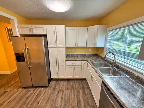 Kitchen - 323 Austin Ave, Flora, IL 62839 photo 4 of 4