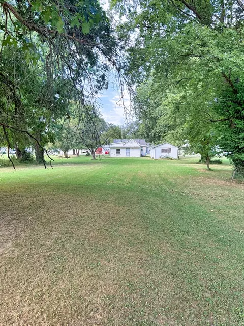 Exterior - 323 Austin Ave, Flora, IL 62839 photo 9 of 14