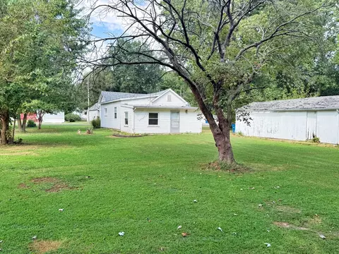 Exterior - 323 Austin Ave, Flora, IL 62839 photo 13 of 14