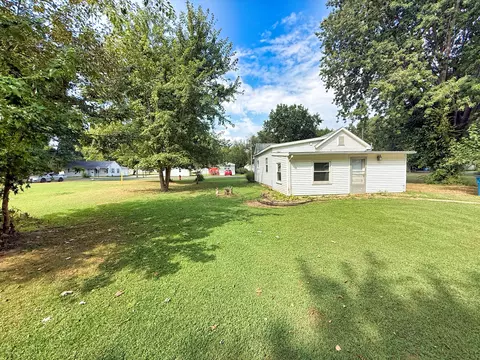 Exterior - 323 Austin Ave, Flora, IL 62839 photo 5 of 14