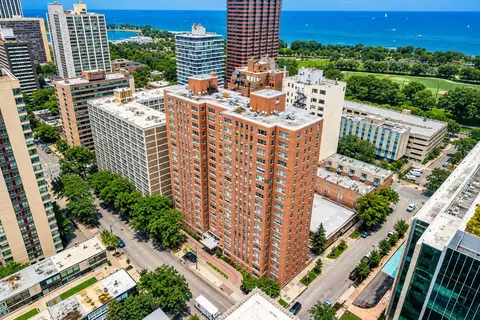 2909 N Sheridan Rd #1703, Chicago, IL 60657