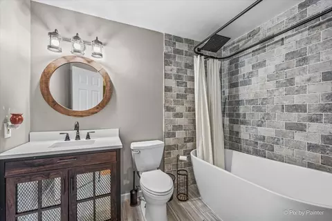Bath - 2711 Old Oak Dr, Mchenry, IL 60050 photo 2 of 4