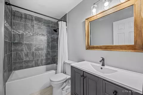 Bath - 2711 Old Oak Dr, Mchenry, IL 60050 photo 3 of 4