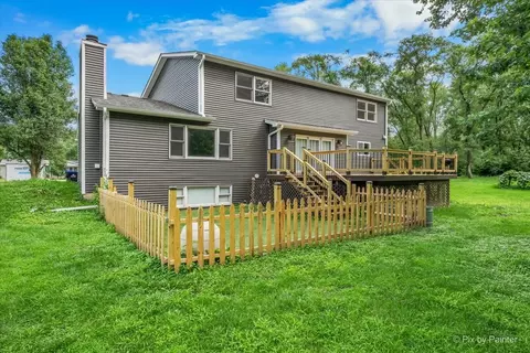 Exterior - 2711 Old Oak Dr, Mchenry, IL 60050 photo 7 of 13