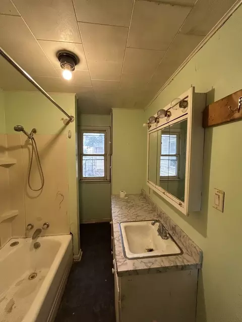 Bath - 203 Whittier St, Georgetown, IL 61846 photo 1 of 1