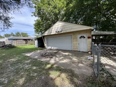 Exterior - 203 Whittier St, Georgetown, IL 61846 photo 4 of 5