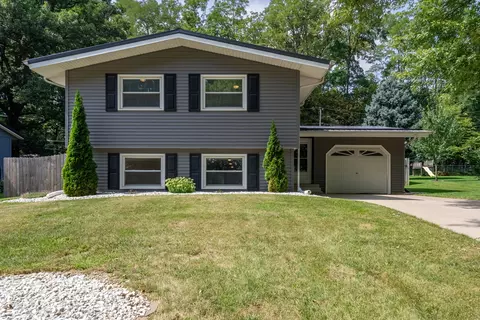 514 Walnut Ct, Leclaire, IA 52753