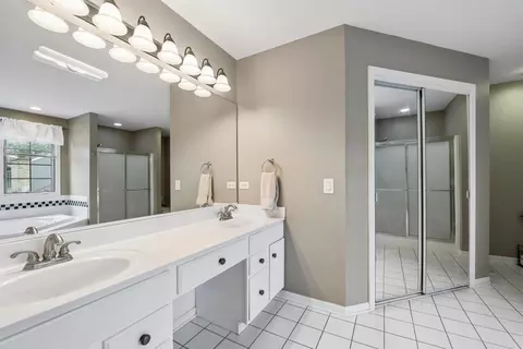 Bath - 2071 Tunbridge Trl, Algonquin, IL 60102 photo 1 of 3