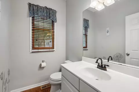 Bath - 2071 Tunbridge Trl, Algonquin, IL 60102 photo 3 of 3