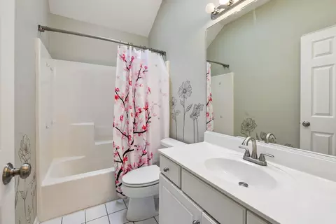 Bath - 2071 Tunbridge Trl, Algonquin, IL 60102 photo 2 of 3