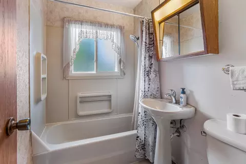 Bath - 2903 Sangamon Dr, Champaign, IL 61821 photo 1 of 1