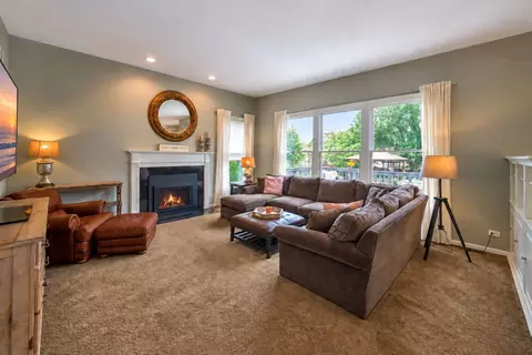 Living - 2030 Tunbridge Trl, Algonquin, IL 60102 photo 6 of 7