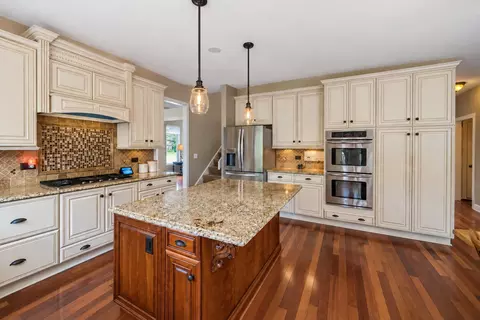 Kitchen - 2030 Tunbridge Trl, Algonquin, IL 60102 photo 2 of 5