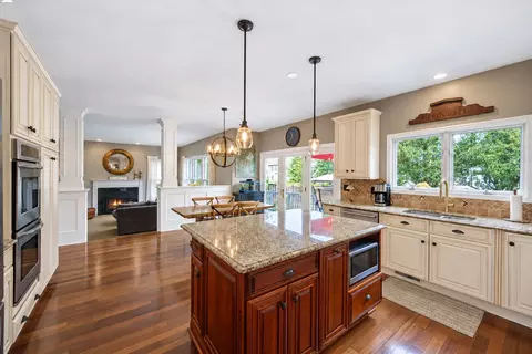 Kitchen - 2030 Tunbridge Trl, Algonquin, IL 60102 photo 4 of 5