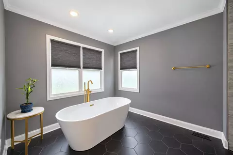 Bath - 2030 Tunbridge Trl, Algonquin, IL 60102 photo 3 of 5