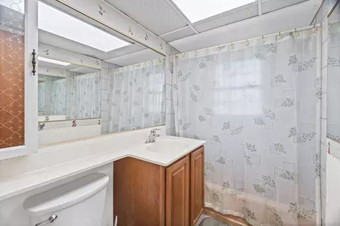 Bath - 2207 Kingfisher Ln, Rolling Meadows, IL 60008 photo 1 of 1