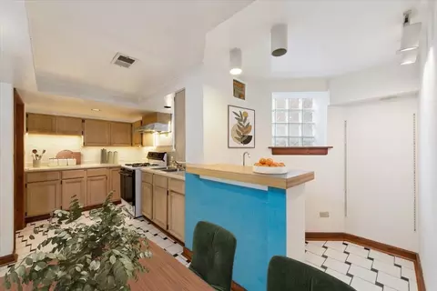 Kitchen - 5723 N Artesian Ave, Chicago, IL 60659 photo 5 of 7