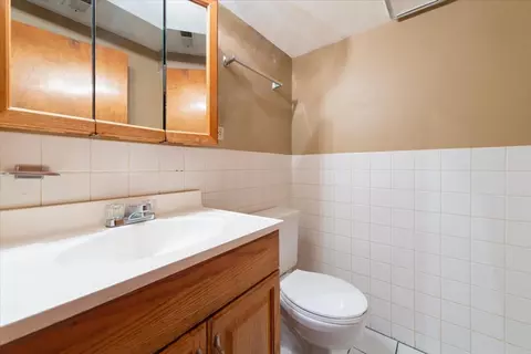 Bath - 5723 N Artesian Ave, Chicago, IL 60659 photo 4 of 4