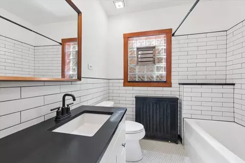 Bath - 5723 N Artesian Ave, Chicago, IL 60659 photo 1 of 4