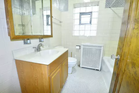 Bath - 5723 N Artesian Ave, Chicago, IL 60659 photo 2 of 4