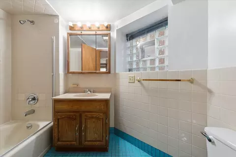 Bath - 5723 N Artesian Ave, Chicago, IL 60659 photo 3 of 4