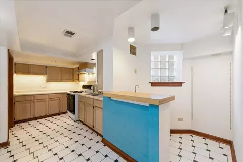 Kitchen - 5723 N Artesian Ave, Chicago, IL 60659 photo 6 of 7