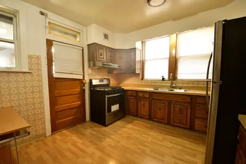 Kitchen - 5723 N Artesian Ave, Chicago, IL 60659 photo 4 of 7