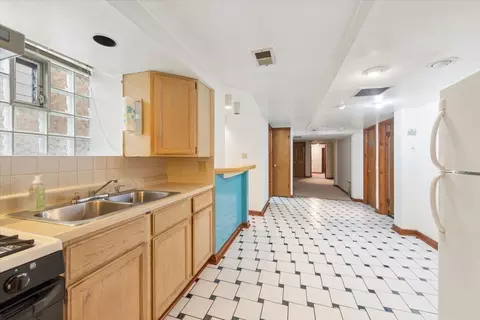 Entry Way - 5723 N Artesian Ave, Chicago, IL 60659 photo 5 of 6
