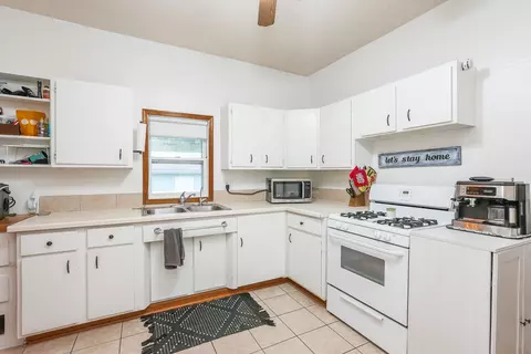 Kitchen - 202 N Cedar St, Gardner, IL 60424 photo 2 of 4
