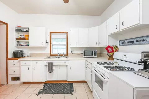 Kitchen - 202 N Cedar St, Gardner, IL 60424 photo 4 of 4