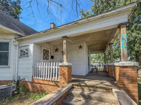 Exterior - 2105 Dewitt Ave, Mattoon, IL 61938 photo 3 of 9
