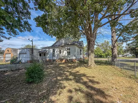 Exterior - 2105 Dewitt Ave, Mattoon, IL 61938 photo 7 of 9