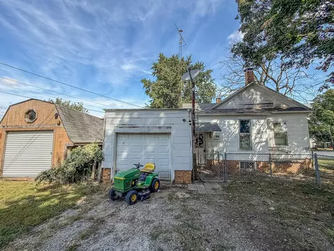 Exterior - 2105 Dewitt Ave, Mattoon, IL 61938 photo 8 of 9