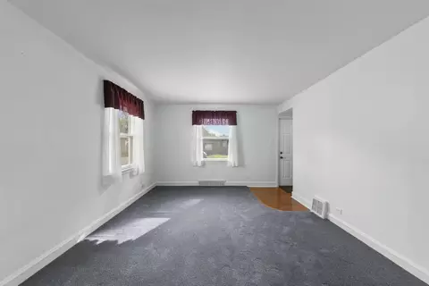 Living - 14918 Hamlin Ave, Midlothian, IL 60445 photo 3 of 3