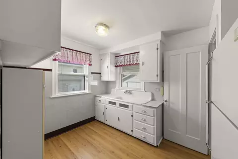 Kitchen - 14918 Hamlin Ave, Midlothian, IL 60445 photo 1 of 3