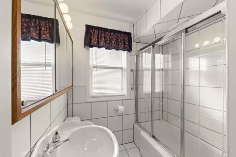 Bath - 14918 Hamlin Ave, Midlothian, IL 60445 photo 1 of 1