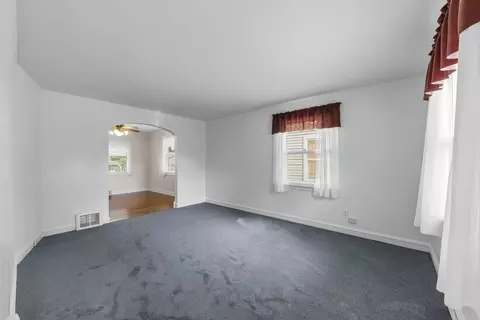 Living - 14918 Hamlin Ave, Midlothian, IL 60445 photo 1 of 3