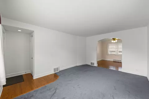 Living - 14918 Hamlin Ave, Midlothian, IL 60445 photo 2 of 3