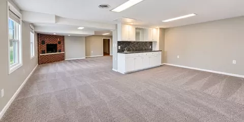 Living - 760 Riverside Ct, Kankakee, IL 60901 photo 4 of 5