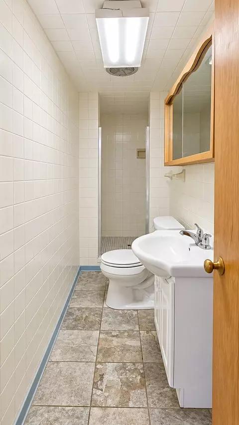 Bath - 760 Riverside Ct, Kankakee, IL 60901 photo 3 of 3