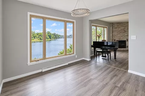 Living - 760 Riverside Ct, Kankakee, IL 60901 photo 2 of 5