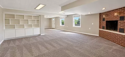 Living - 760 Riverside Ct, Kankakee, IL 60901 photo 3 of 5