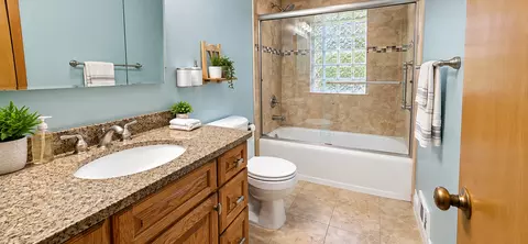 Bath - 760 Riverside Ct, Kankakee, IL 60901 photo 2 of 3