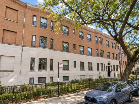 925 W Addison St #2C, Chicago, IL 60613