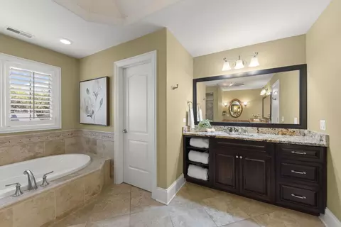 Bath - 253 E Wilson St, Elmhurst, IL 60126 photo 3 of 7