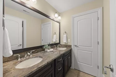 Bath - 253 E Wilson St, Elmhurst, IL 60126 photo 6 of 7
