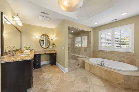 Bath - 253 E Wilson St, Elmhurst, IL 60126 photo 2 of 7